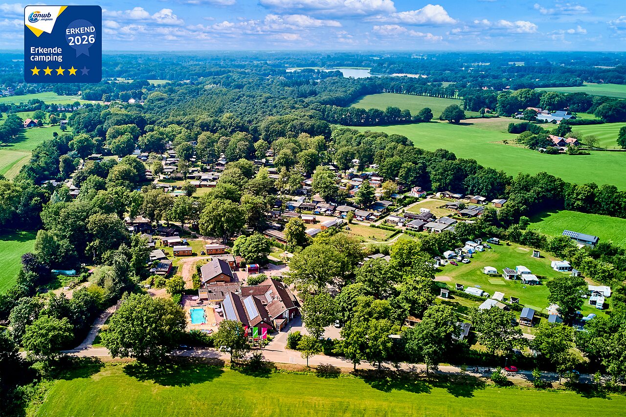 Luchtfoto van camping, stacaravans, staanplaatsen en zwembad bij CAPFUN Wieskamp, Winterswijk Henxel.