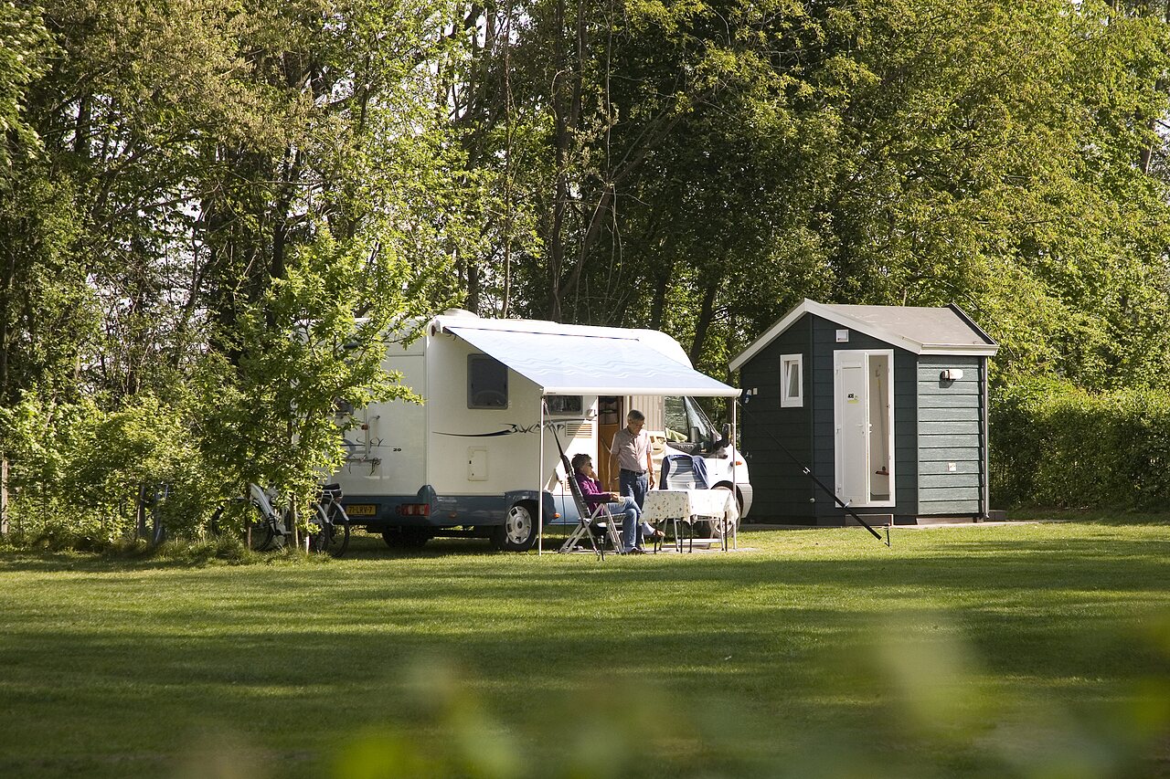 Kampeerplaats met camper, luifel en priv� sanitair op camping CAPFUN Wieskamp in Winterswijk Henxel.