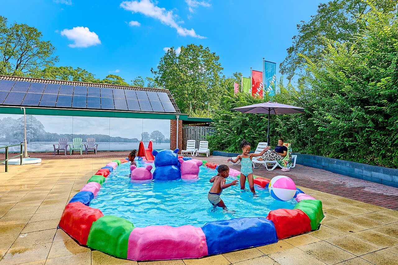 Kleurrijk kinderbad met waterspellen op camping CAPFUN Wieskamp in Winterswijk Henxel.
