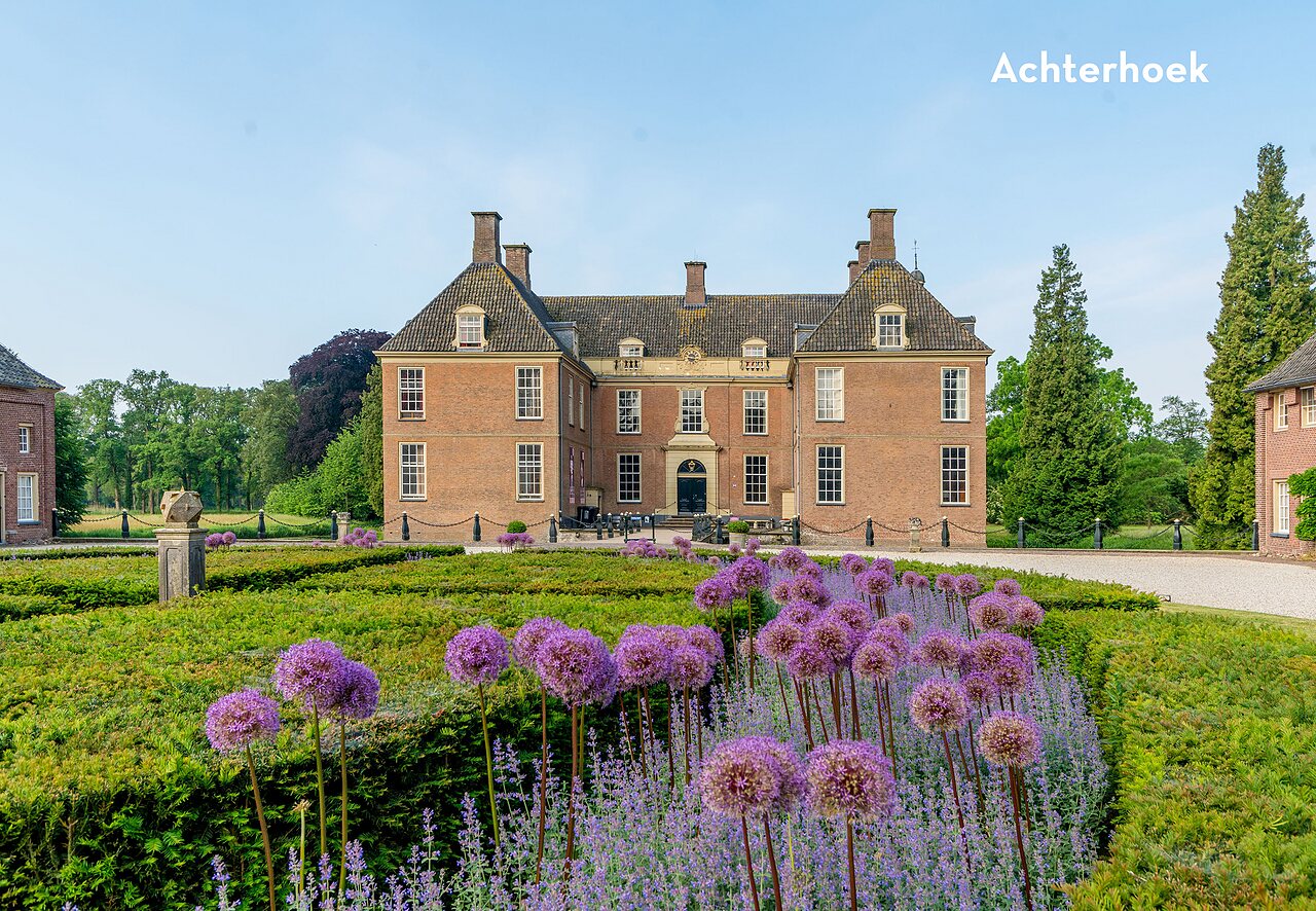 Historisch kasteel met bloemrijke tuin te bezoeken in de regio Achterhoek, Nederland.