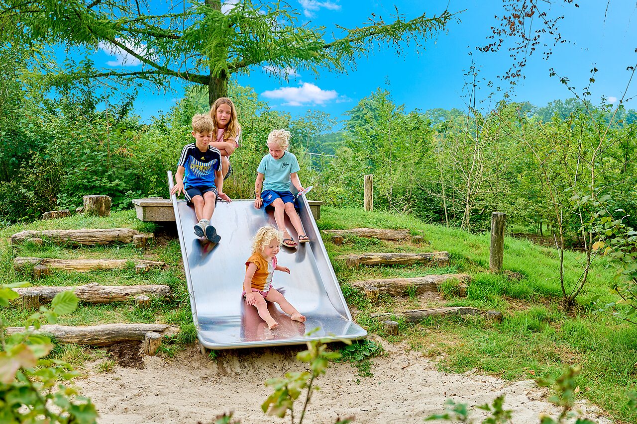 Glijbaan en spelende kinderen op camping CAPFUN Wieskamp in Winterswijk Henxel.
