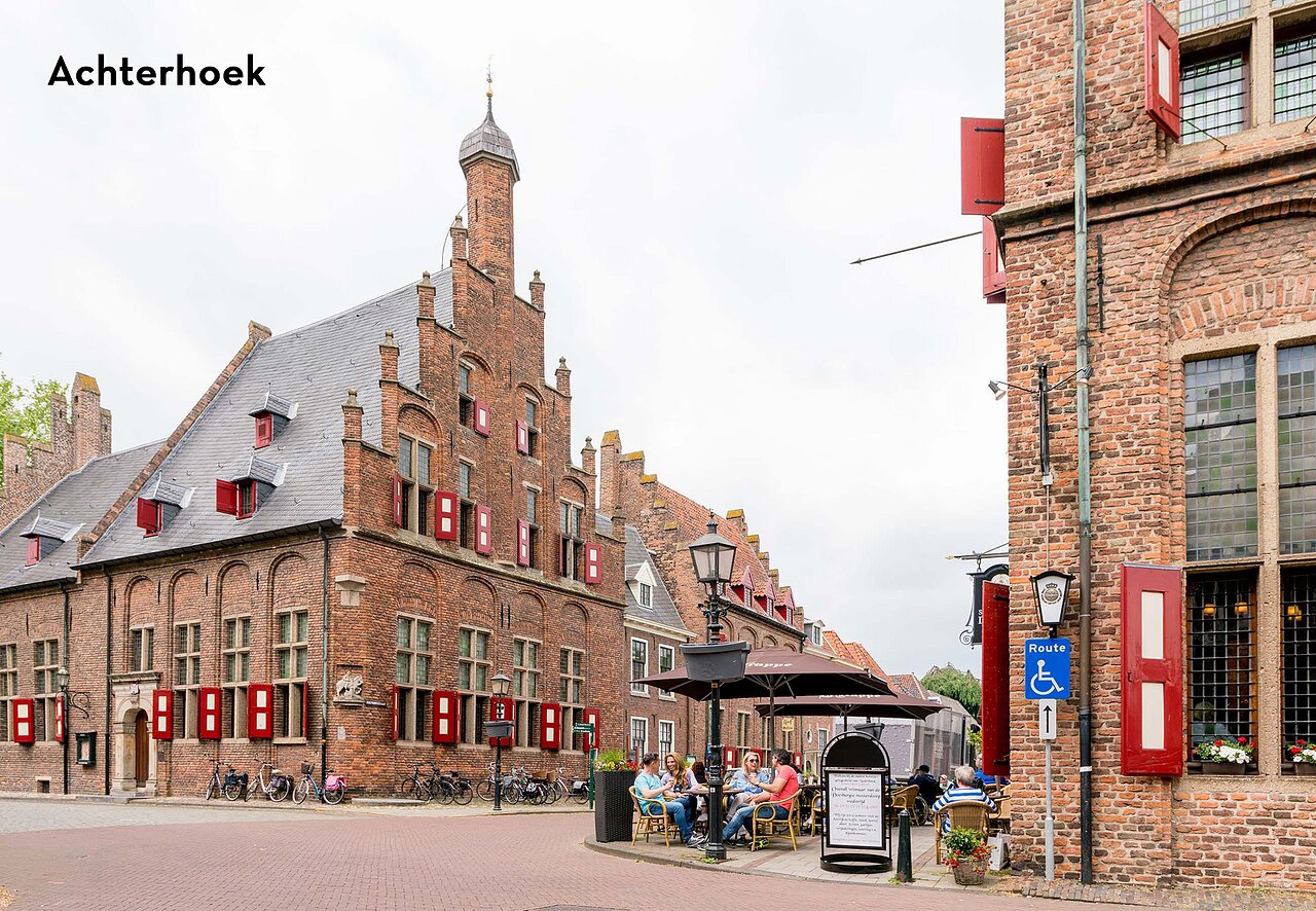 Historisch plein met oud stadhuis en caf� in Achterhoek, Nederland.