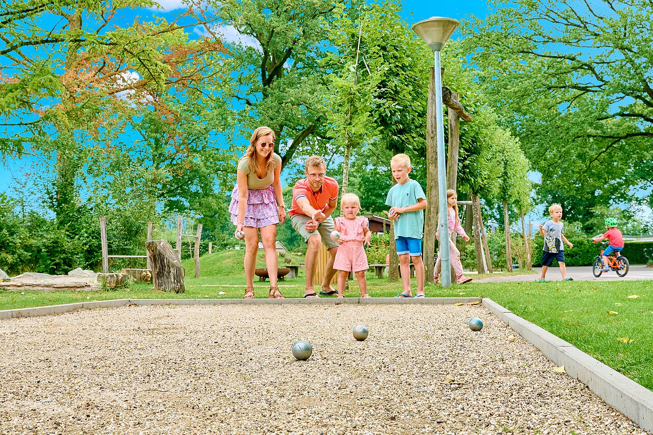 Familie jeu de boules op camping CAPFUN Wieskamp in Winterswijk Henxel.