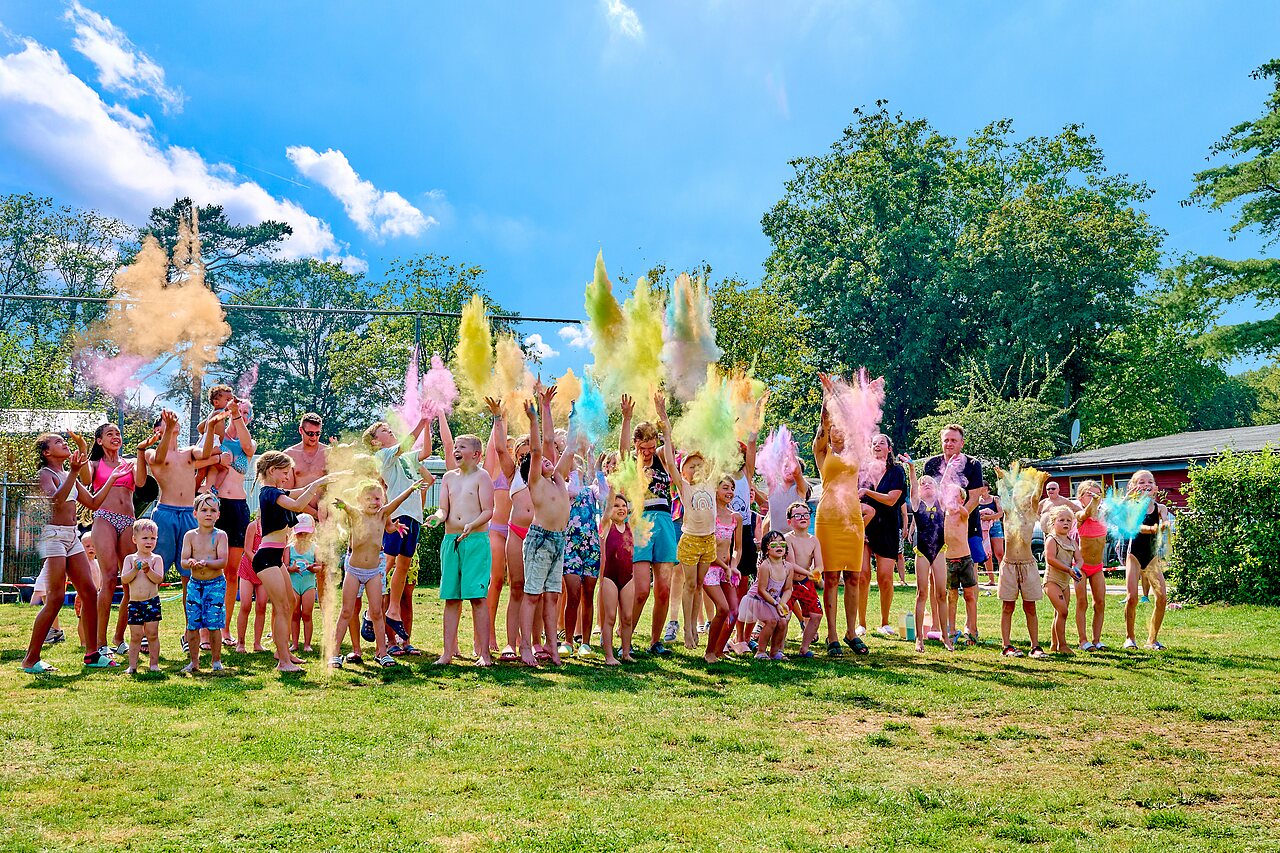 Kleurpoederfeest met kinderen en volwassenen op camping CAPFUN Wieskamp in Winterswijk Henxel.