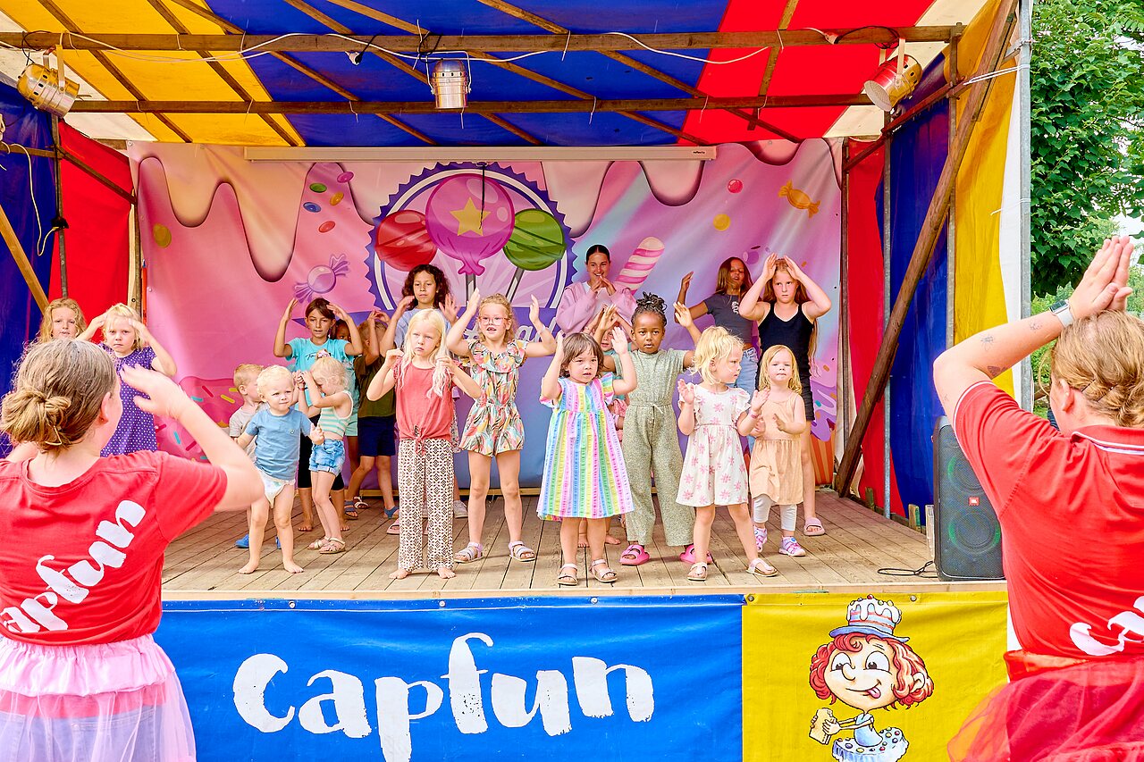 Animatieshow voor kinderen op podium op camping CAPFUN Wieskamp in Winterswijk Henxel.