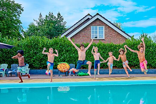 Buitenzwembad, vrolijk springende kinderen op camping CAPFUN Wieskamp in Winterswijk Henxel.