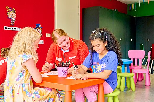 Kinderanimatie met kleuren en animator op camping CAPFUN Wieskamp in Winterswijk Henxel.