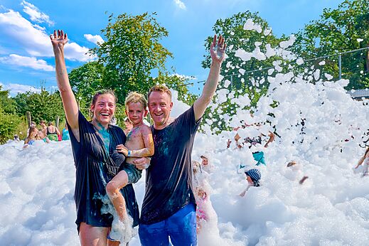 Familie op schuimfeest op camping CAPFUN Wieskamp in Winterswijk Henxel.