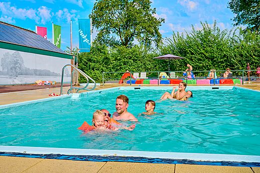 Familie en kinderen plezier in het buitenzwembad op camping CAPFUN Wieskamp in Winterswijk Henxel.