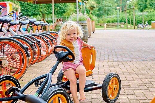 Jong kind op skelter, fietsen bij camping CAPFUN Wieskamp in Winterswijk Henxel.