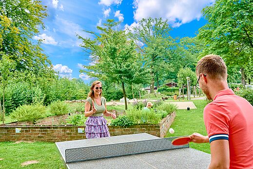 Koppel speelt tafeltennis buiten op camping CAPFUN Wieskamp in Winterswijk Henxel.