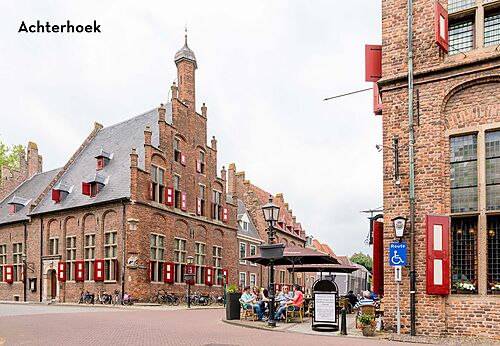 Historisch plein met oude gebouwen en caf�terrassen in de Achterhoek.
