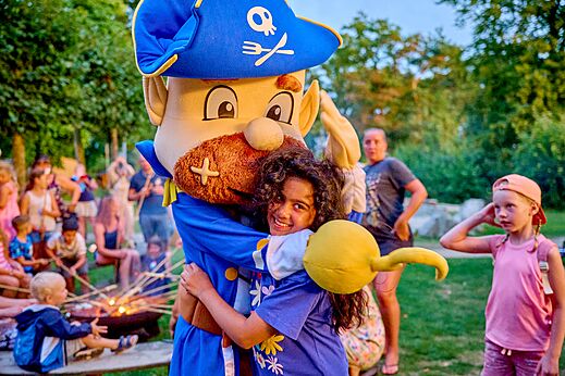 Animatie met piratenmascotte en kind op camping CAPFUN Wieskamp in Winterswijk Henxel.