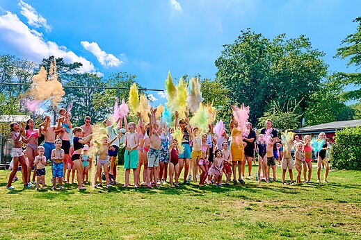 Kinderen en volwassenen bij kleurpoeder animatie op camping CAPFUN Wieskamp in Winterswijk Henxel.