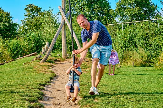 Kabelbaan met vader en kind op camping CAPFUN Wieskamp in Winterswijk Henxel.
