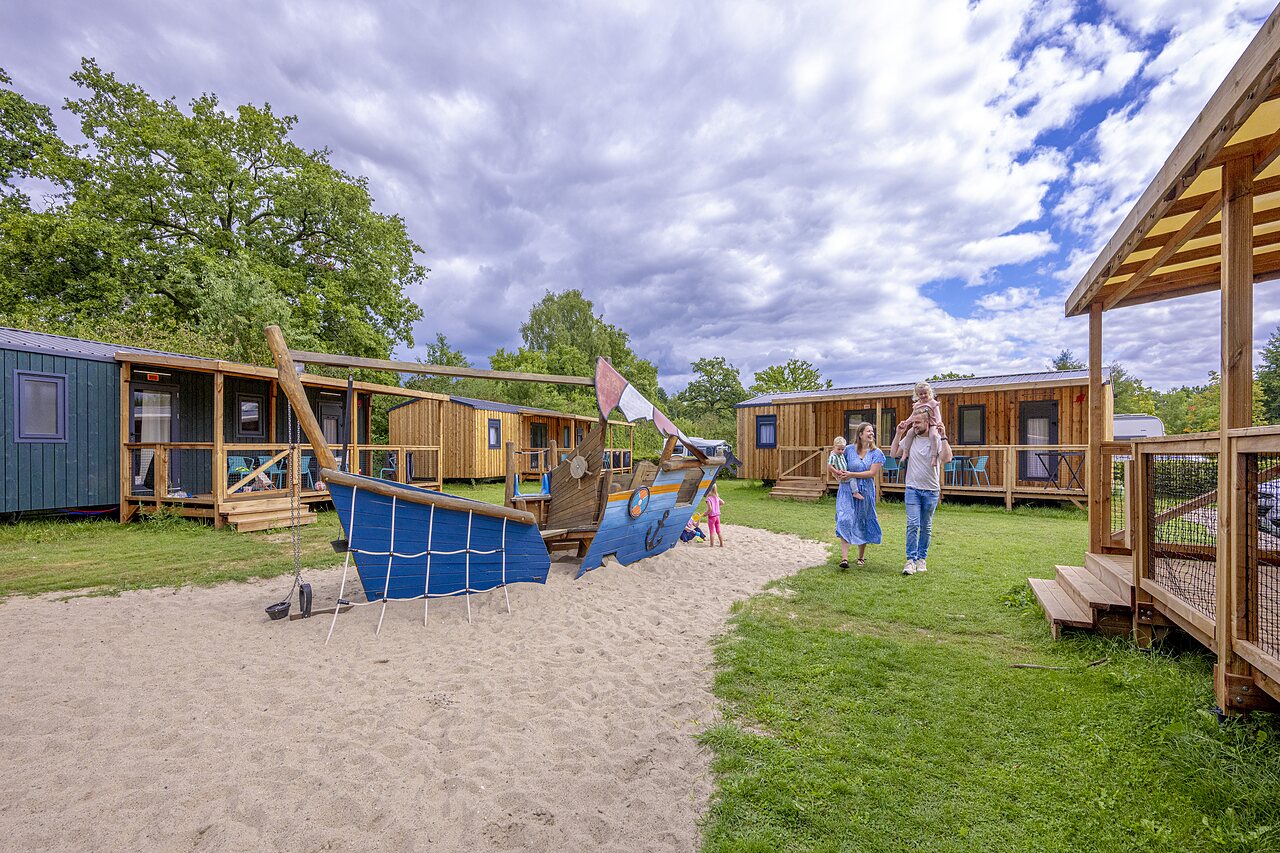 Speeltuin boot en moderne stacaravans op camping CAPFUN het Winkel in Winterswijk.