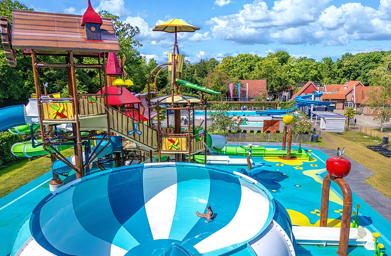 Waterpark, glijbanen en waterspellen op camping CAPFUN het Winkel in Winterswijk.