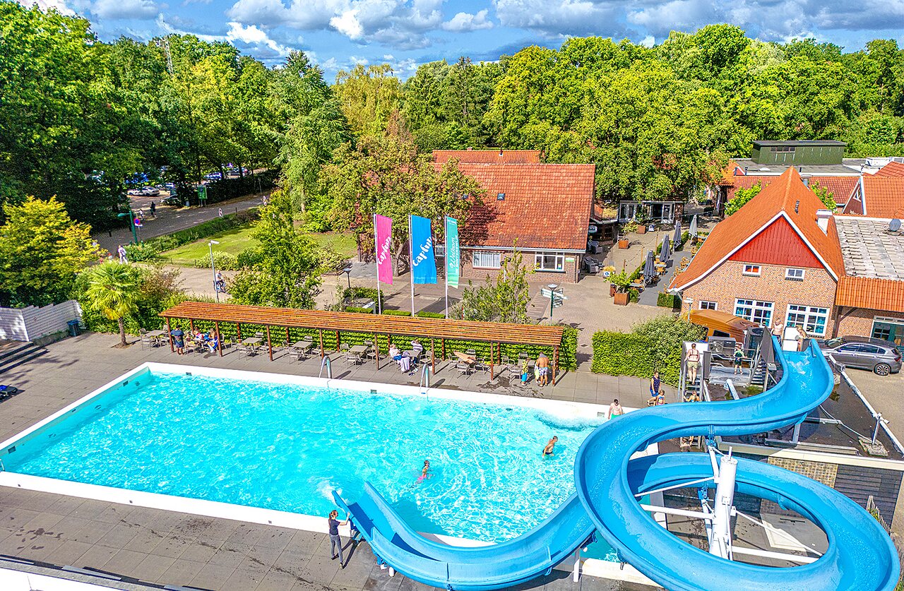Buitenzwembad met blauwe waterglijbaan op camping CAPFUN het Winkel in Winterswijk.