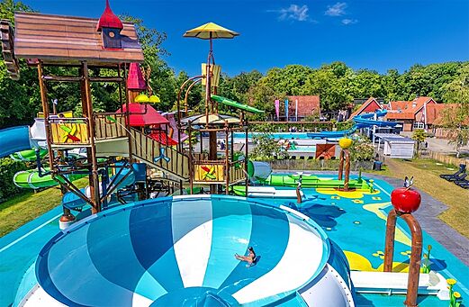 Waterglijbanen en waterspeeltuin op camping CAPFUN het Winkel in Winterswijk.