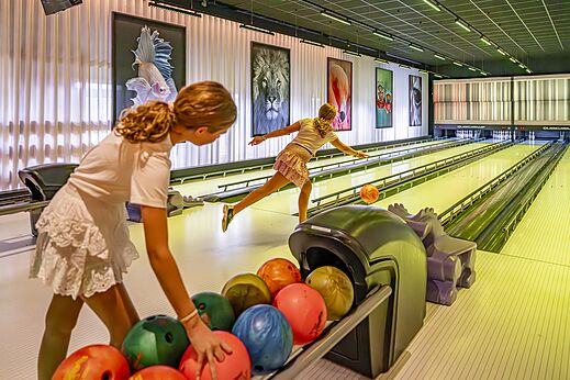 Kinderen bowlen in de speelzaal op camping CAPFUN het Winkel in Winterswijk.