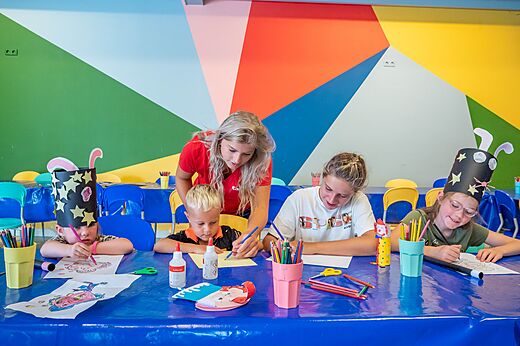 Creatieve workshop voor kinderen met animator op camping CAPFUN het Winkel in Winterswijk.