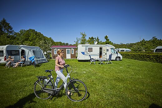 Kampeerplaatsen met caravan, camper en fietsen op camping CAPFUN het Winkel in Winterswijk.