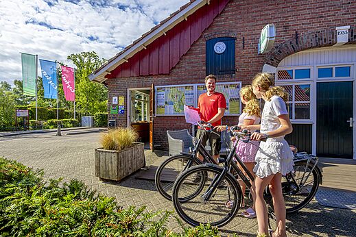 Receptie van de camping met personeel en fietsende gasten op camping CAPFUN het Winkel te Winterswijk.