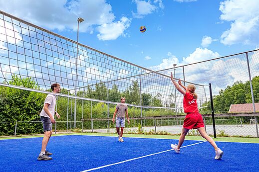 Multisportterrein om te volleyballen op camping CAPFUN het Winkel in Winterswijk.