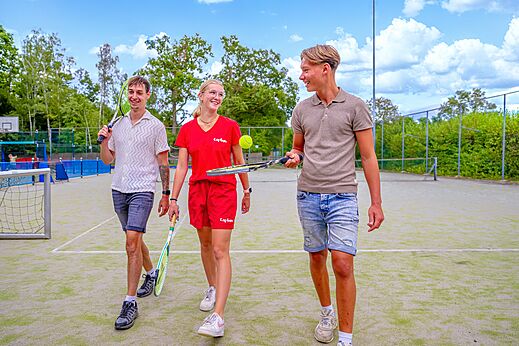 Jonge tennissers op het multisportterrein bij CAPFUN het Winkel in Winterswijk.