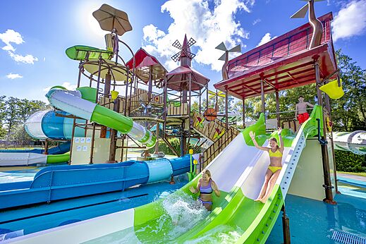 Waterglijbanen en waterspeeltuin voor kinderen op camping CAPFUN het Winkel in Winterswijk.