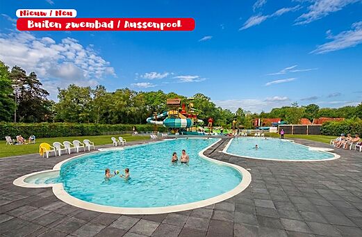 Groot buitenzwembad met waterglijbanen en stoelen op camping CAPFUN het Winkel.