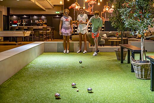 Indoor jeu de boules baan met kinderen op camping CAPFUN het Winkel in Winterswijk.