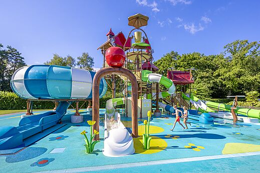 Waterglijbanen en waterspeeltuin voor kinderen op camping CAPFUN het Winkel in Winterswijk.