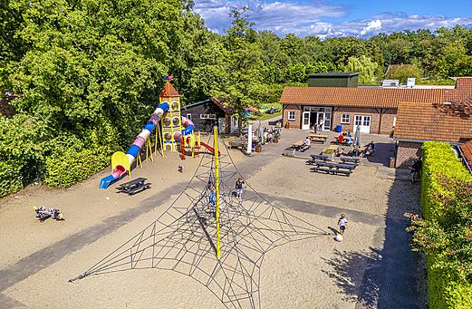 Grote speeltuin met glijbanen en klimnet op camping CAPFUN het Winkel in Winterswijk.