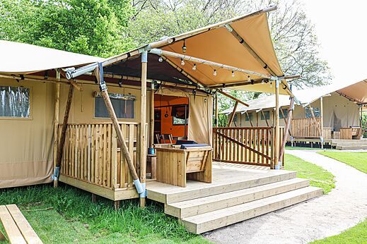 Safari tent accommodatie met houten terras op camping CAPFUN het Winkel in Winterswijk.