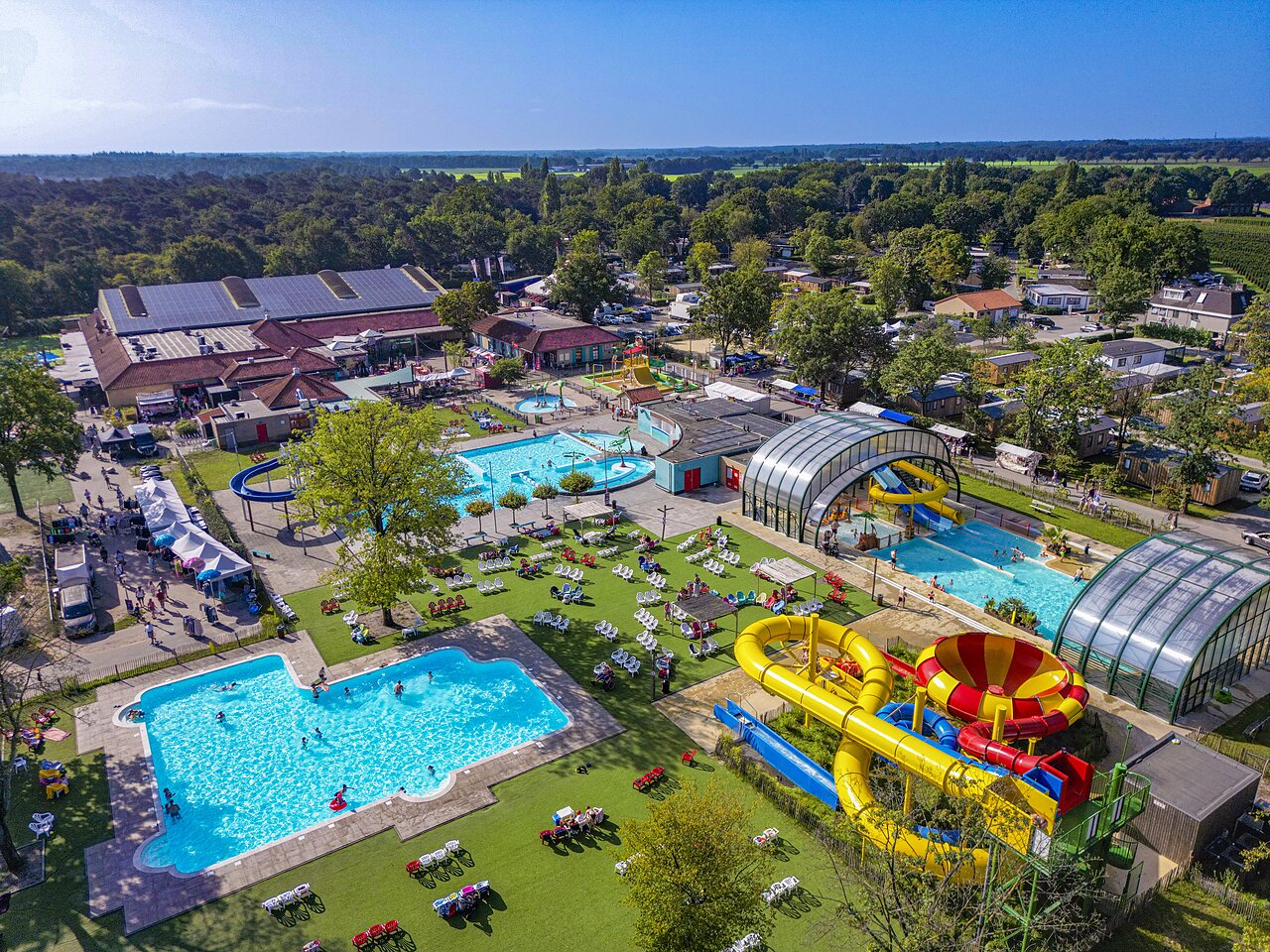 Luchtfoto van waterpark met gigantische glijbanen op camping CAPFUN de Wondermolen in Molenschot.