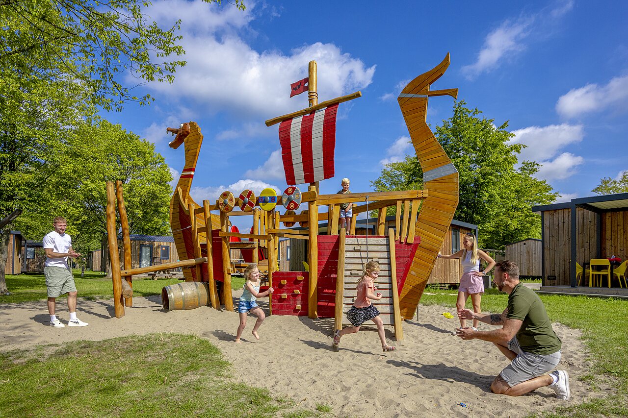 Viking schip speeltuin met kinderen op camping CAPFUN de Wondermolen in Molenschot.