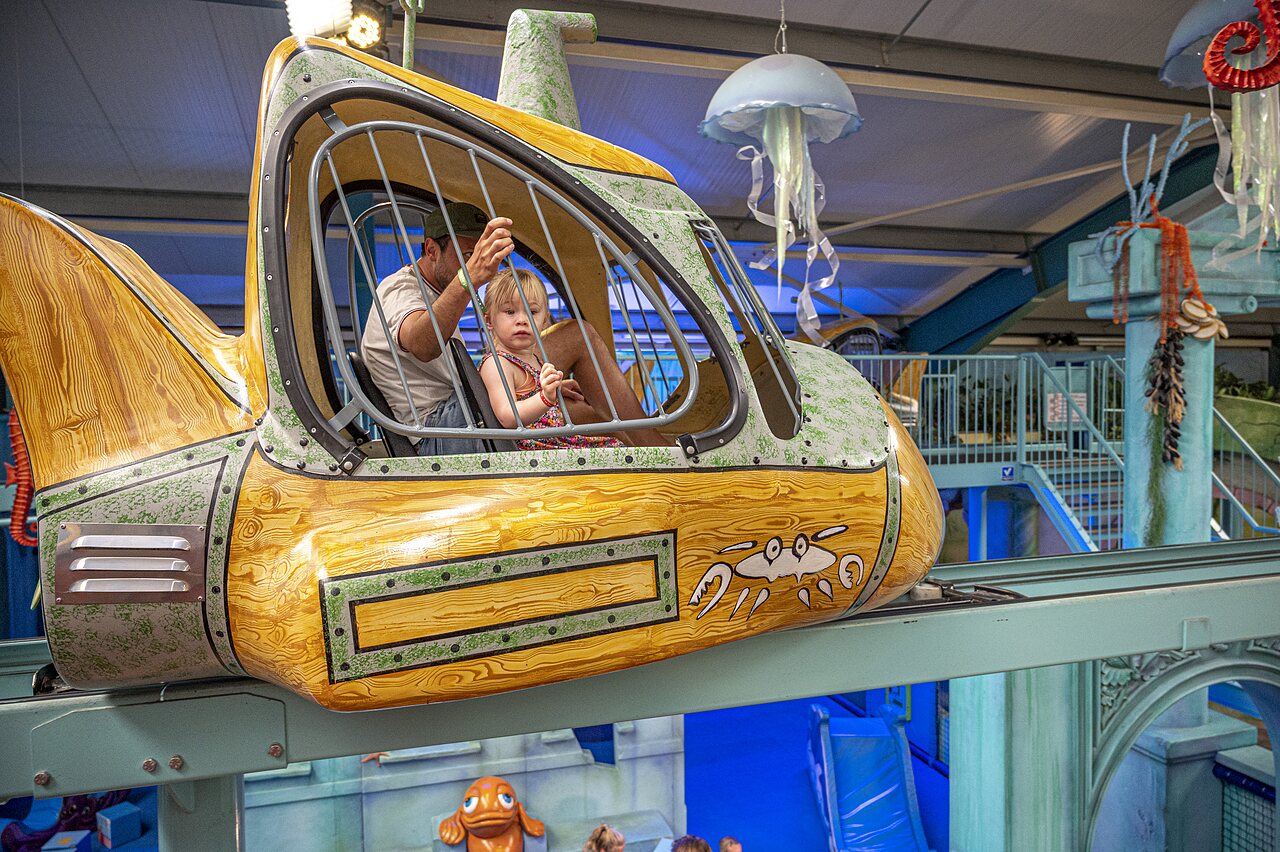 Onderzee�r hangattractie met kind en volwassene op camping CAPFUN de Wondermolen in Molenschot.