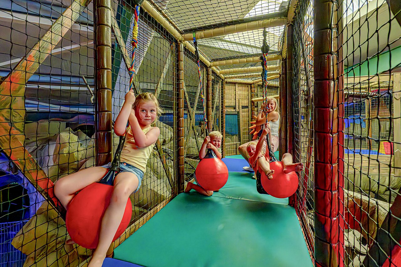 Binnenspeeltuin met ballenschommels, camping CAPFUN Wondermolen in Molenschot.