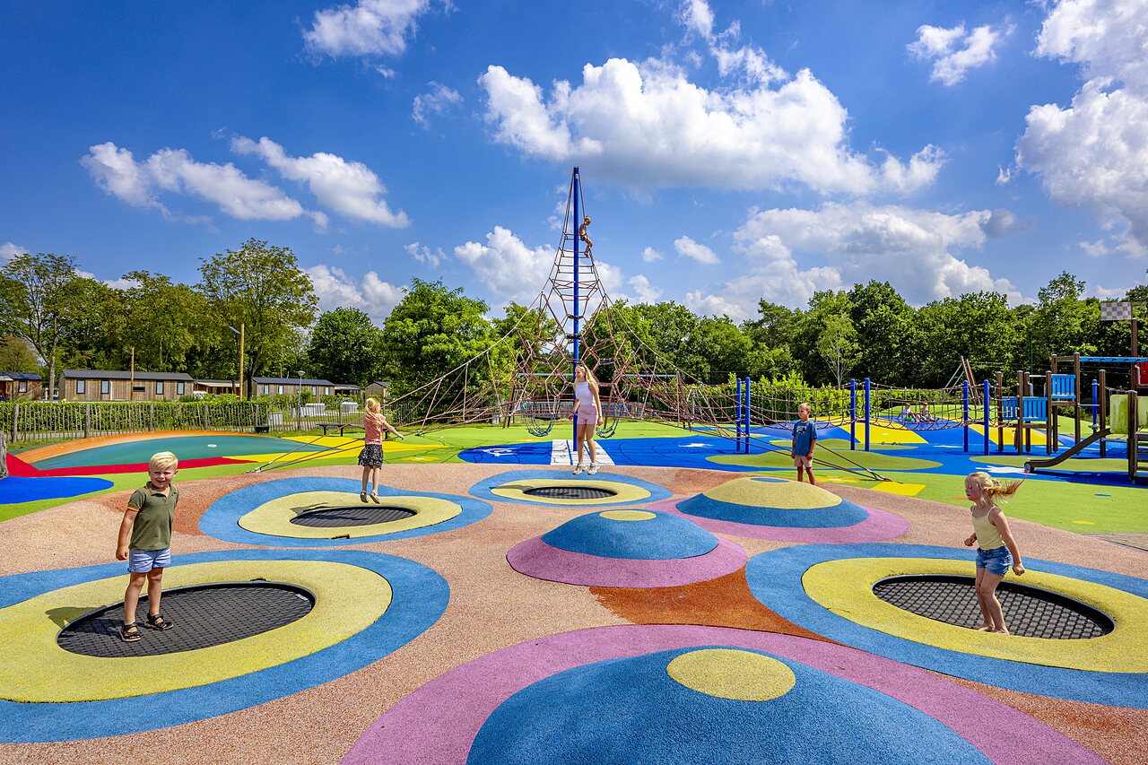 Trampolines en klimstructuur voor kinderen op camping CAPFUN Wondermolen Molenschot.
