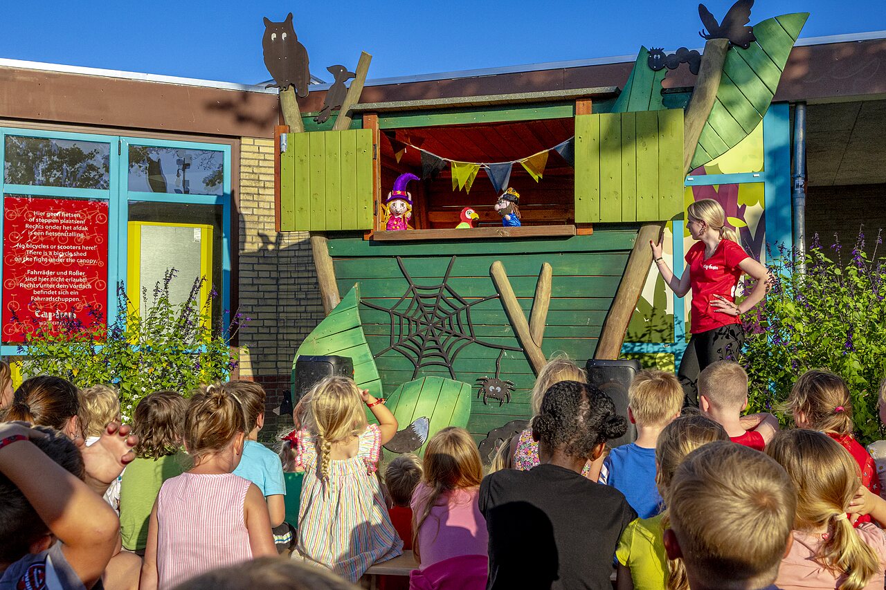 Poppenkastvoorstelling voor kinderen en animator op camping CAPFUN de Wondermolen in Molenschot.