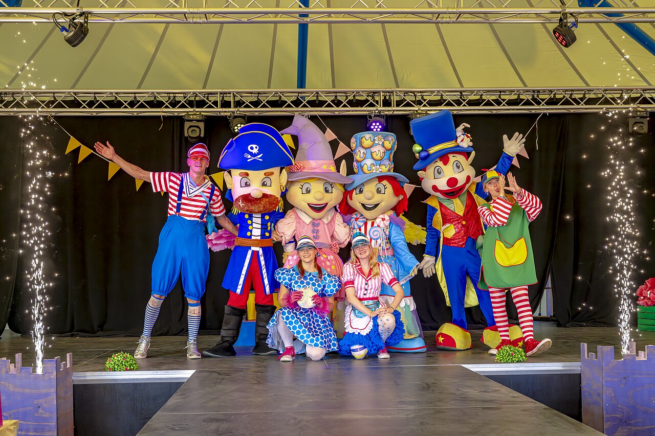 Mascottes en animatoren op podium met pyrotechnische effecten op camping CAPFUN de Wondermolen in Molenschot.