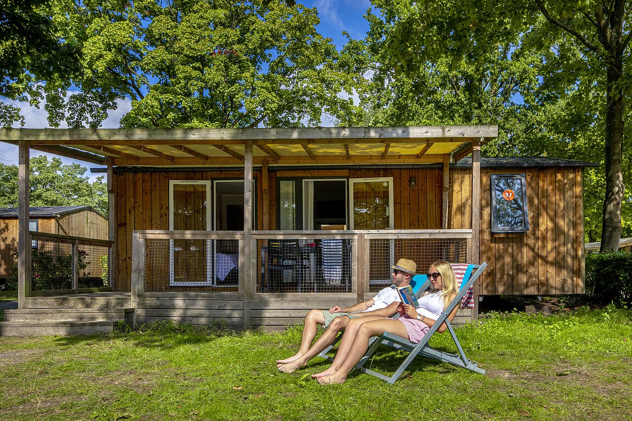 Koppel ontspant voor mobile home op camping CAPFUN de Wondermolen in Molenschot.