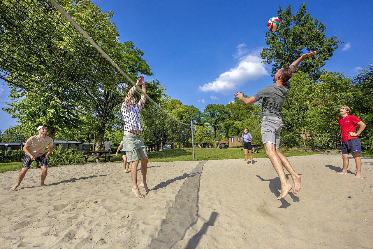 Beachvolleybalspelers op zandveld op camping CAPFUN de Wondermolen in Molenschot.
