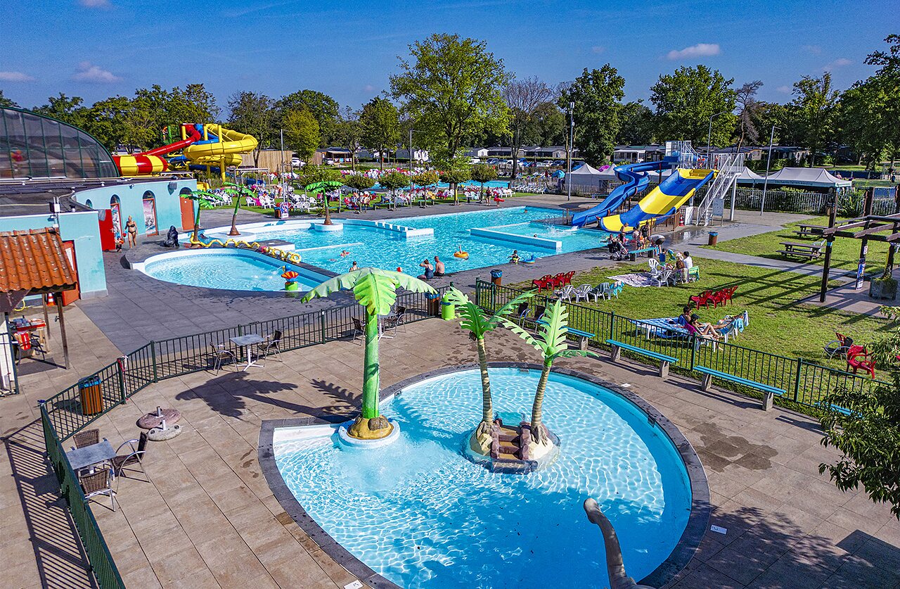 Waterpark, glijbanen en buitenzwembaden op camping CAPFUN de Wondermolen in Molenschot.