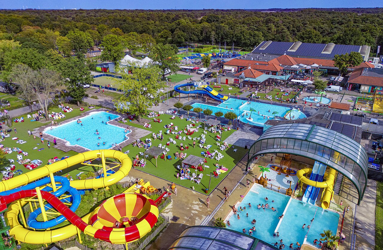 Luchtfoto waterpark met glijbanen en zwembaden op camping CAPFUN Wondermolen in Molenschot.