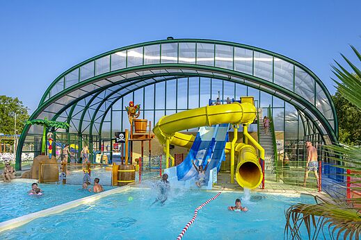 Overdekt zwembad, glijbanen en waterspelen op camping CAPFUN de Wondermolen in Molenschot.