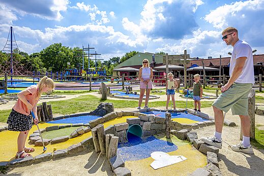 Familie speelt minigolf op de camping CAPFUN de Wondermolen in Molenschot.
