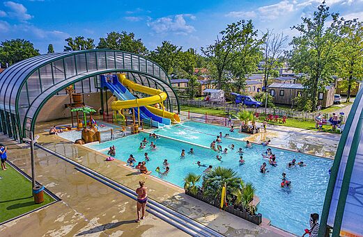 Buitenzwembad, glijbanen en waterspellen op camping CAPFUN de Wondermolen in Molenschot.