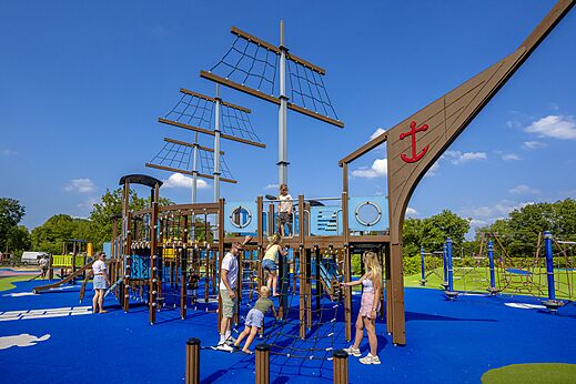 Speeltuin in piratenschip-vorm op camping CAPFUN de Wondermolen in Molenschot.